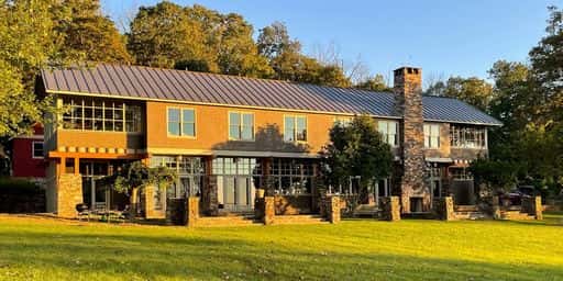 Een landgoed van 76 hectare in New Jersey met een huis geïnspireerd door Frank Lloyd Wright