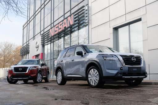 Startade försäljningen av den nya crossovern Nissan Pathfinder i Ryssland
