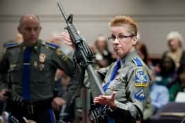 Famílias Sandy Hook chegam a acordo de US$ 73 milhões com fabricante de armas