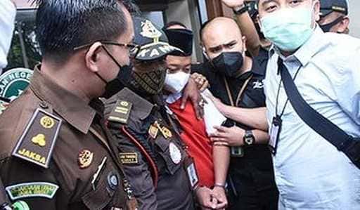 Herry Wirawan, posiljevalec 13 Santriwati, dosmrtno obsojen