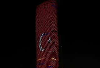 Symbole von Abu Dhabi in den Farben der türkischen Flagge eingefärbt