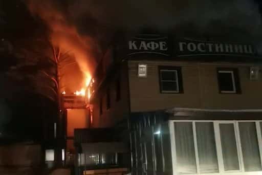Rusland - In de Oeral heeft de politie mensen gered uit een brandend café op de snelweg