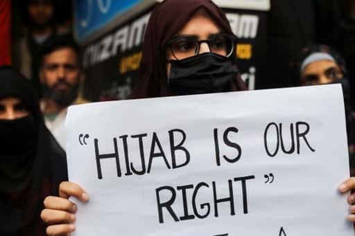 Какво се крие зад ескалиращия спор за хиджабите в Индия?