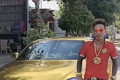 A man obsessed with gold wears 2 kg of jewelry and drives a gold-plated car