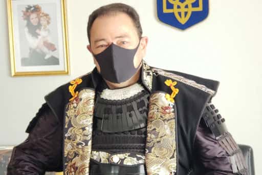 Ukrainas ambassadör i Japan tog på sig samurajrustningar och vände sig till Ryssland med en fråga