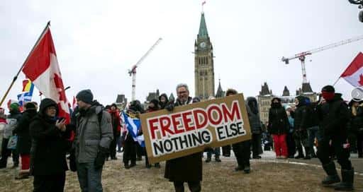 Den viktigaste bron mellan USA och Kanada öppnas igen när protesterna i Ottawa fortsätter