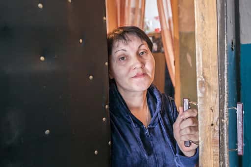 Rússia - Uma grande família de vítimas de um incêndio é despejada de uma habitação temporária por dívidas de outras pessoas