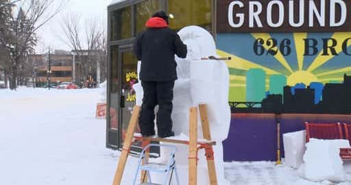 Канада – нова снігова істота забезпечує фотографію для людей на Бродвей-авеню в Саскатуні