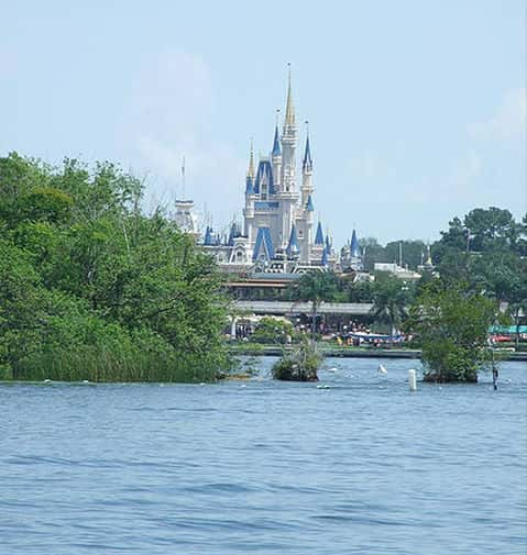 Schwestern ziehen sich aus und kämpfen in Disneyland