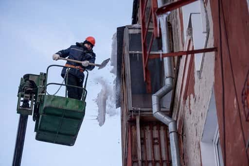 Росія - За падіння льоду на перехожого доведеться відповідати власнику балкона