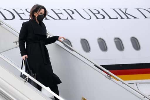 Il ministro degli Esteri tedesco Annalena Burbock cambierà i voli alle compagnie aeree di linea