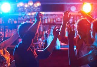 Nachtclubs gaan weer open in Frankrijk te midden van versoepeling van de coronavirusbeperkingen