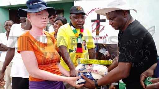 Kościoły przekazują darowizny na rzecz społeczności Mbire dotkniętej powodzią