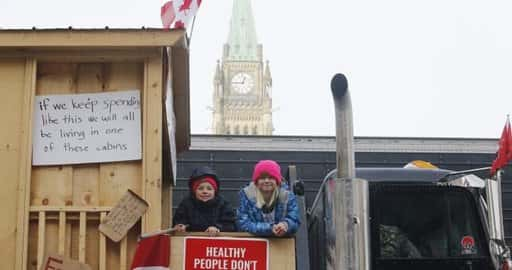 Canada - Portare bambini, cibo o carburante ai blocchi dei convogli è vietato dalla legge sulle emergenze