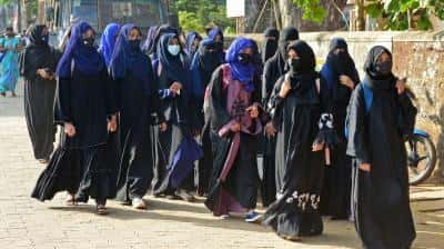 Haos predomină în colegiile guvernamentale PU din Karnataka, deoarece studenții îmbrăcați în burqa au refuzat intrarea