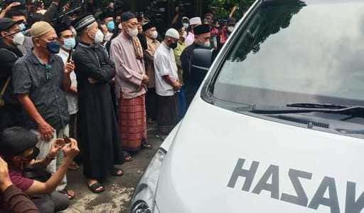 Bei der Ankunft in der Al Hayyu-Moschee wird aus dem Auto heraus für Dorce gebetet