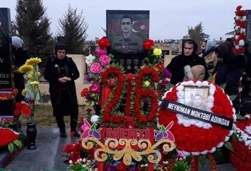 Azerbaigian - Si onora la memoria del martire della Guerra Patriottica Mehdi Shikhaliyev