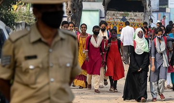 La sécurité est renforcée en Inde alors que les écoles rouvrent après une rangée de foulards