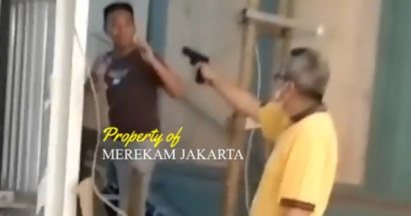 Индонезийский мужчина угрожает строителю страйкбольным пистолетом за то, что он потревожил встречу в Zoom