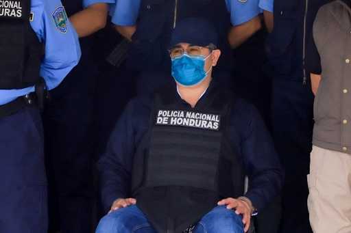 Honduraský exprezident sa objavil pred súdom v čase, keď USA tlačia na vydanie