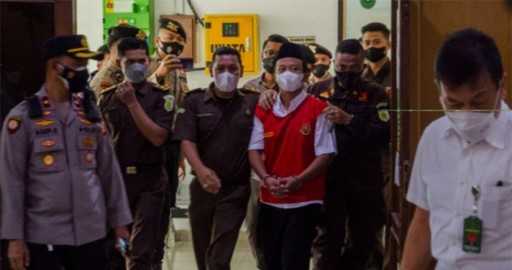 Indonezijsko sodišče je islamsko učiteljico obsodilo do dosmrtnega zapora zaradi posilstva 13 učencev