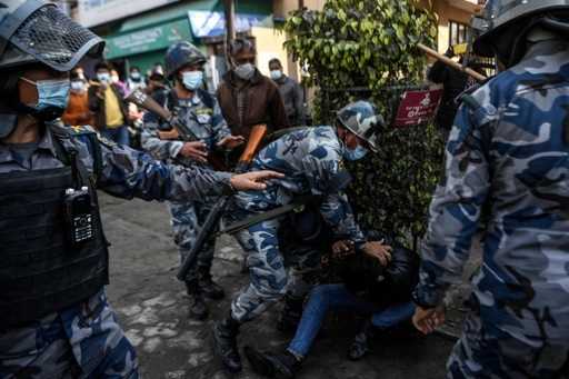 Poliția din Nepal trage cu gaze lacrimogene în timp ce protestatarii se adună împotriva granturilor SUA