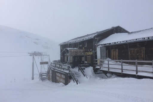 Il ristorante alpino nuota dall'Italia alla Svizzera a causa dello scioglimento del ghiaccio