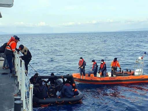 Rešenih je več kot 50 migrantov, potisnjenih nazaj v Egejsko morje