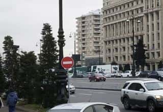 Aserbaidschan - Verkehr auf einer großen Allee in Baku wiederhergestellt