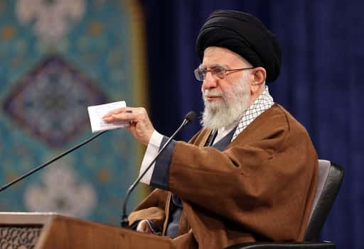 Khamenei zavrača absurdne trditve, da Iran želi atomsko bombo