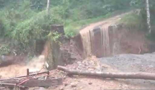 Ponte interdistrital em Cibinong-Cianjur quebrada pela corrente do rio
