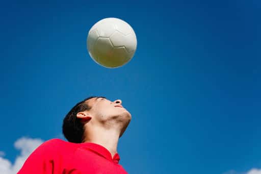 Läkare har funnit att hjärnskador när man spelar fotboll med huvudet återspeglas i mikroRNA