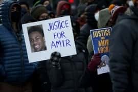 Сотни людей скорбят по Амиру Локку, темнокожему мужчине, убитому полицией