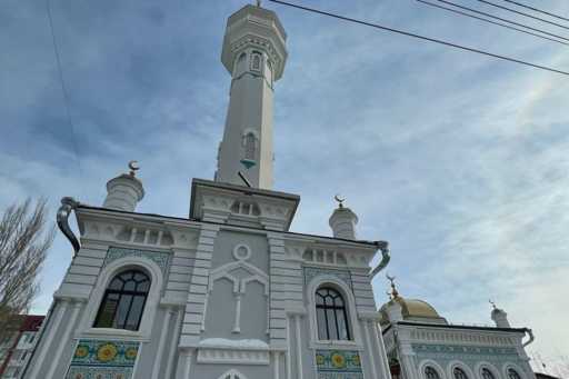The governor donated part of the salary for the restoration of the mosque