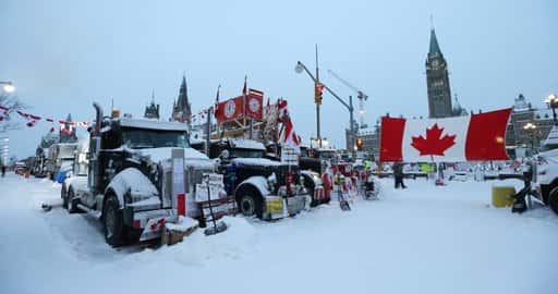 Kanada – Naživo: Polícia začala tlačiť na odstránenie blokád konvojov nákladných áut v Ottawe