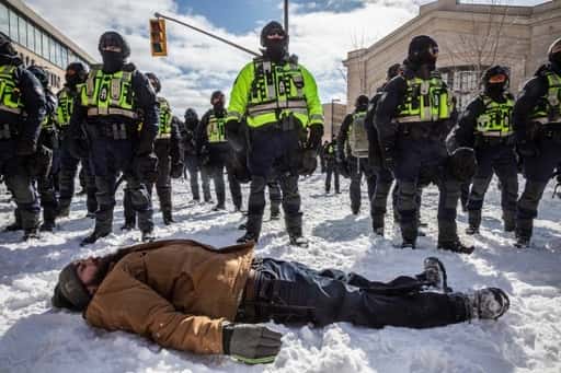 Zdjęcia: Policja w Ottawie naciska na zakończenie wielotygodniowej okupacji kierowców ciężarówek