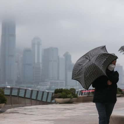 Hongkong sa pripravuje na chladné počasie, keď sa prevalí studený front