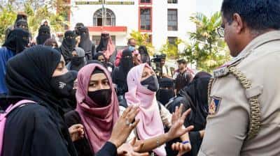 Хиджаб не является обязательной религиозной практикой ислама: правительство штата Карнатака