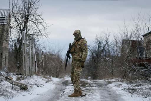Ukrayna hərbçilərinin atəşə tutması nəticəsində Donetsk-Qorlovka magistralında nəqliyyatın hərəkəti dayandırılıb.