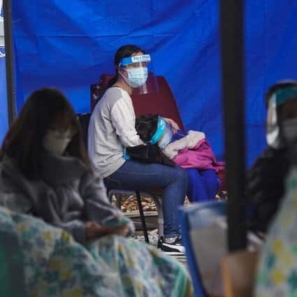Mati iz Hongkonga opisuje dolgo čakanje na bolniško posteljo v mrzli in deževni noči