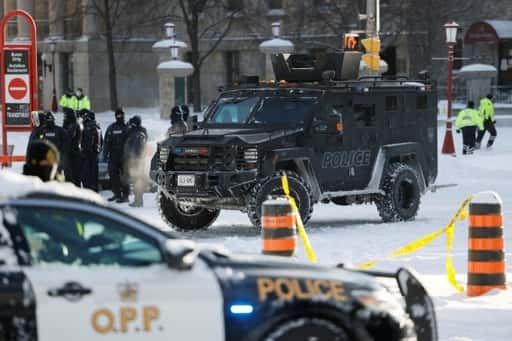 Polícia de Ottawa prende manifestantes para acabar com bloqueio de caminhoneiros canadenses