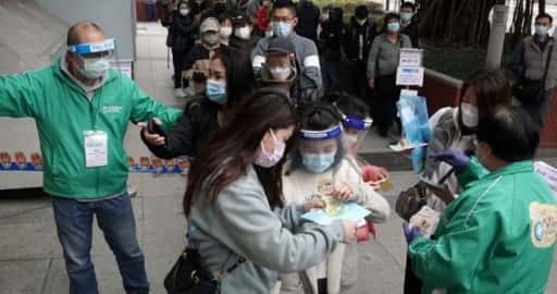 Starši iz Hongkonga hitijo s cepljenjem otrok, ko se Covid-19 povečuje
