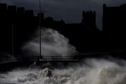 Fotografije: nevihta Eunice preplavi južno Združeno kraljestvo