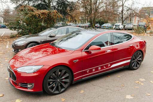 Tesla electric cars began to stop en masse right on the roads