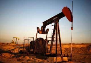 Cena ropy klesá pri vyhliadkach zvýšenej ponuky