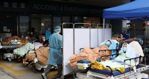 Parkeerplaats van ziekenhuis verandert in buitenafdeling terwijl Covid-19 hoogtij viert in Hong Kong