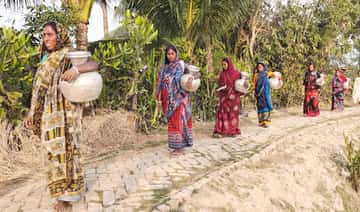 В крайбрежния Бангладеш повишаването на морското равнище ерозира живота и препитанието