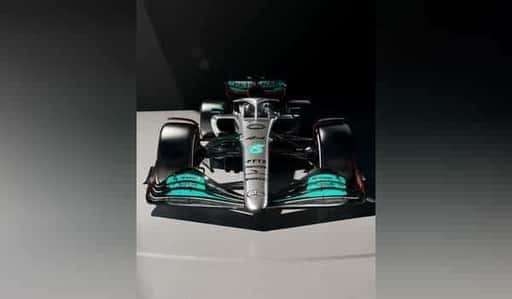 Das Mercedes F1-Team testet das neue W13-Auto auf der Silverstone-Strecke