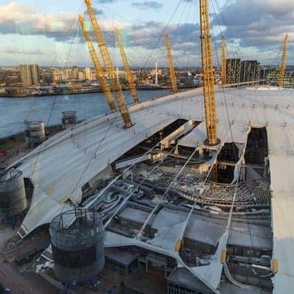 Velika neurja je prizadela Evropo, ubila 9 ljudi in strgala streho na londonski O2 Areni