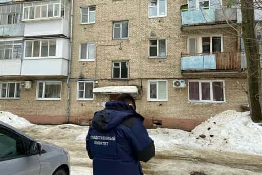 Russia - A block of snow fell from a roof near Saratov on a woman with a child